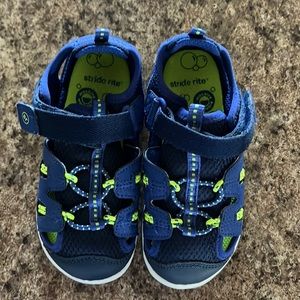 Toddler closed toe sandals size 8.5